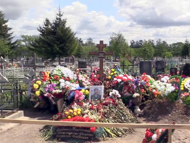 Россияне Вадим Коровин и Руслан Левиев нашли на кладбище поселка Новые Ляды под Тамбовом могилу Антона Савельева, погибшего 5 мая 2015 года