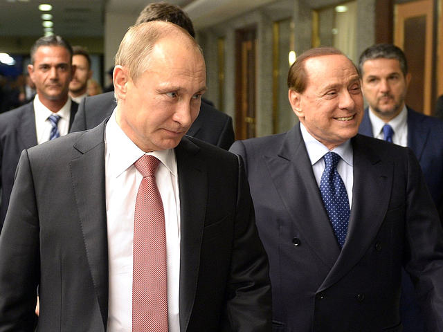 Перед отлетом из Италии Путин встретился с Берлускони в аэропорту
