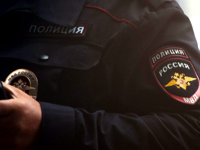 Полиция Ярославской области ищет преступников, совершивших разбойное нападение на ювелирный магазин. Злоумышленники захватили большую добычу, но выронили почти все ценности во время бегства