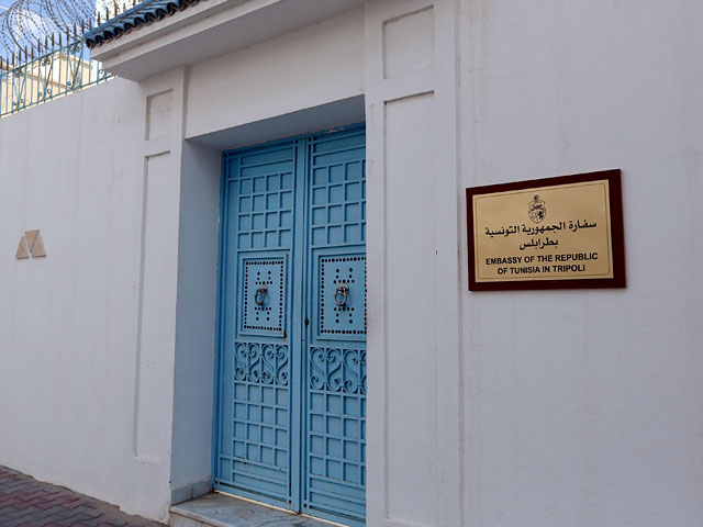 Неизвестная вооруженная группировка захватила тунисское консульство в Триполи и удерживает там 10 сотрудников