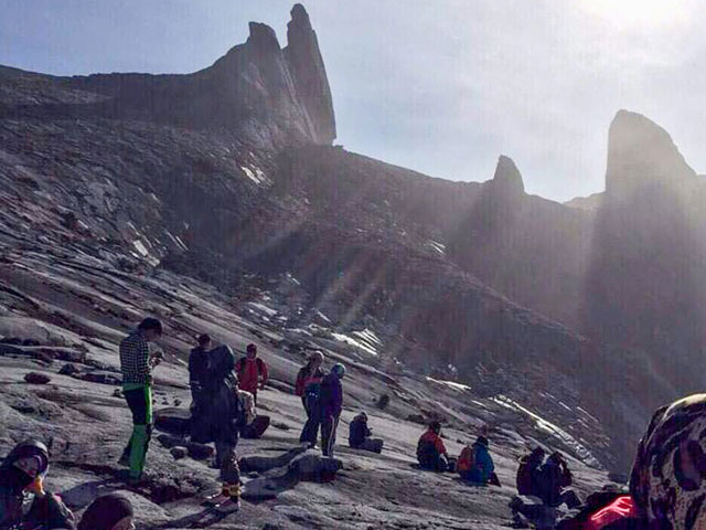 Туристов, раздевшихся для фотосессии на священной горе Малайзии и якобы вызвавших землетрясение, приговорили к трем дням тюрьмы