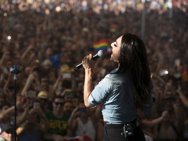 В Тель-Авиве прошел гей-парад, в котором, по данным организаторов, приняли участие более 100 тысяч человек, сообщает Reuters. Мероприятие завершилось выступлением австрийского певца Томаса Нойвирта