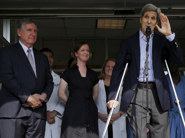 Госсекретарь США Джон Керри (справа), который сломал бедро после падения с велосипеда, будет восстанавливаться несколько месяцев, рассказал его лечащий врач Деннис Берк. Инцидент произошел в конце мая