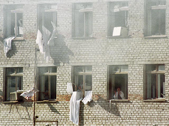 В Буденновске Ставропольского края в воскресенье вспоминают жертв теракта 14-19 июня 1995 года, когда чеченские террористы во главе с Шамилем Басаевым атаковали РОВД, а затем захватили районную больницу и 1,8 тыс. заложников