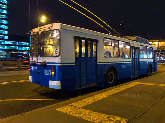 На востоке Москвы неизвестные обстреляли троллейбус