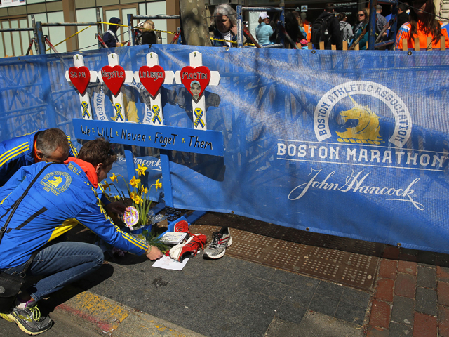 В результате взрывов на финише марафона в Бостоне три человека погибли и 264 получили ранения. В перестрелке с братьями Царнаевыми также был убит полицейский
