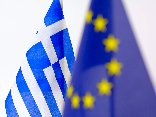 Власти Греции согласились выполнить требование международных кредиторов страны - Еврокомиссии, Европейского центробанка и МВФ - по 1-процентному бюджетному профициту на 2015 год