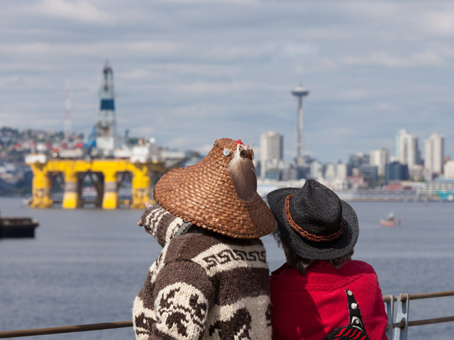 В США активисты экологической организации Greenpeace продолжают протестовать в бухте Сиэтла против компании Shell, которая должна в ближайшее время начать бурение и освоение шельфа в Арктике