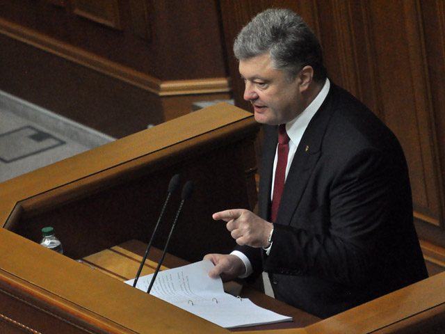 Президент Украины Петр Порошенко назвал взяткой кредит в размере 3 млрд долларов, который РФ предоставила его стране в конце 2013 года, когда главой государства еще был Виктор Янукович