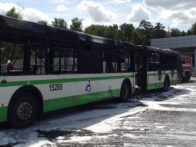 Рейсовый пассажирский автобус загорелся днем 16 июня у аэропорта Шереметьево