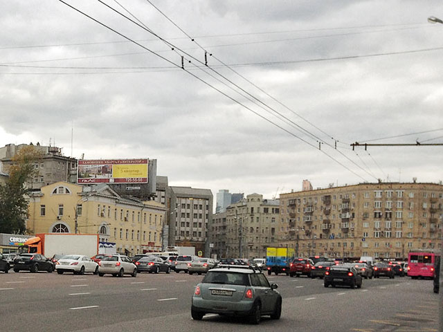 Ограбление было совершено около 14:35 на пересечении Зубовского бульвара и Зубовской площади в Москве
