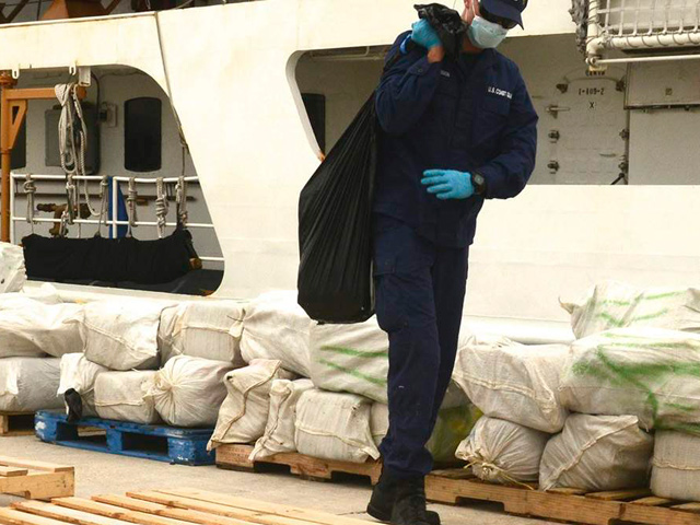 В порту Генуи итальянские полицейские изъяли крупную партию наркотиков