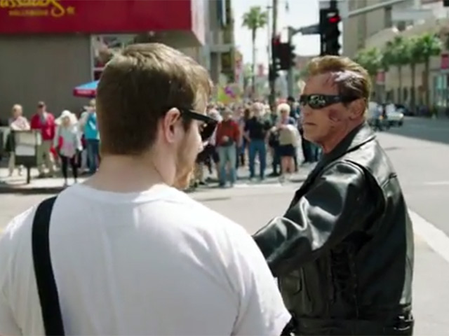 В выложенном на YouTube ролике показывается, как Шварценеггера гримируют под Терминатора, после чего он в образе киборга выходит на улицы Лос-Анджелеса и начинает общаться с прохожими "компьютерным" голосом