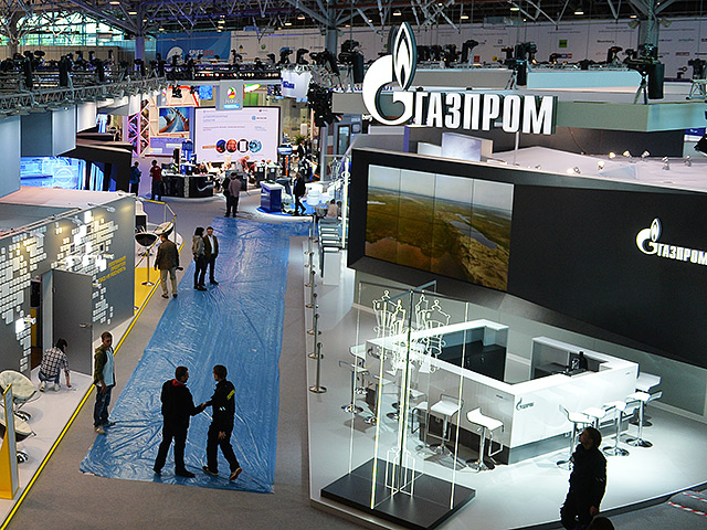 В рамках Петербургского международного экономического форума "Газпром" подписал с компаниями E.ON, Shell и OMV меморандумы, свидетельствующие о том, что его участники намерены построить газопровод от России до Германии через Балтийское море