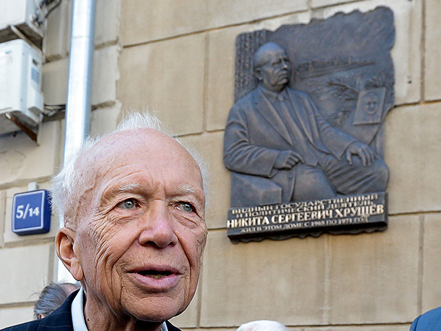Мемориальная доска Никите Хрущеву установлена на фасаде дома N19 в Староконюшенном переулке, где он жил в 1960-70-е годы после освобождения от обязанностей первого секретаря ЦК КПСС
