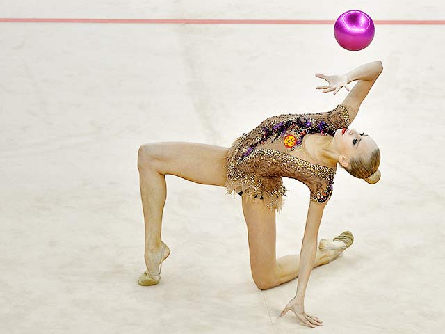 Гимнастка-"художница" Яна Кудрявцева завоевала золотую медаль в индивидуальном многоборье на первых Европейских играх, которые проходят в Баку