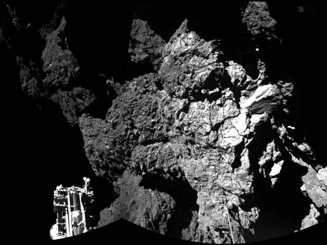 Спускаемый зонд Philae ("Филы"), приземлившийся на поверхности кометы 67P/Чурюмова-Герасименко, в третий раз за неделю вышел на связь Землей