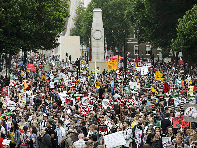 Десятки тысяч человек вышли в центре Лондона на акцию протеста против мер жесткой экономии правительства Великобритании и правящей Консервативной партии