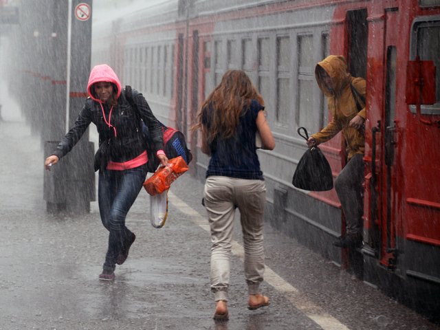 Горожане на Киевском вокзале в Москве во время дождя 20 июня
