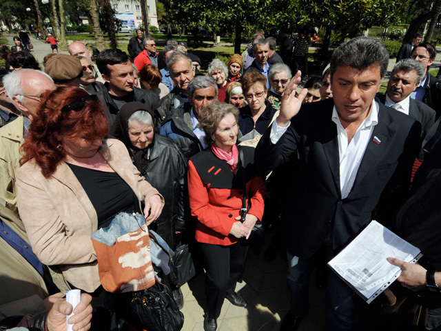 Встреча кандидата в мэры Сочи Бориса Немцова (справа) с избирателями на улице Цветной бульвар в апреле 2009 года
