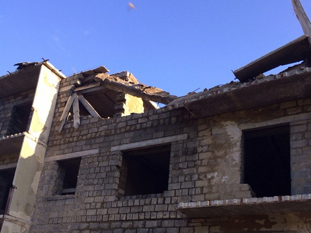 В поселке Снежный Магаданской области днем в воскресенье рухнуло трехэтажное нежилое здание