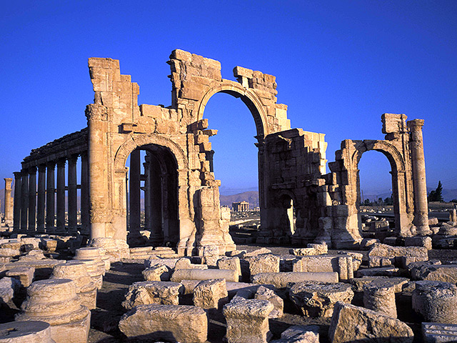 Боевики террористической группировки "Исламское государство" минируют руины архитектурного комплекса древнего города Пальмира в Сирии, занесенного в список Всемирного наследия ЮНЕСКО