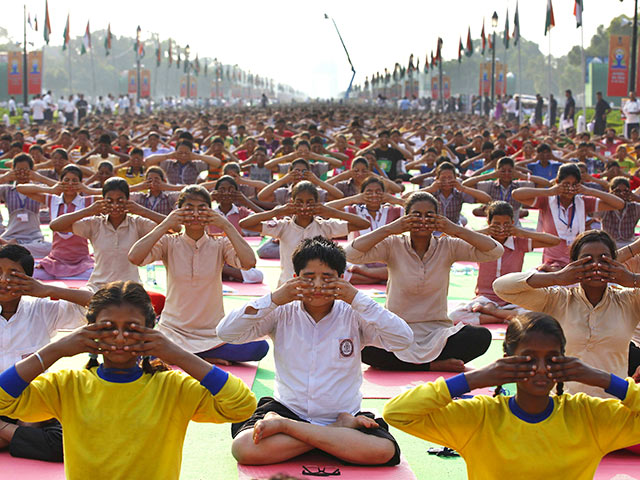В Индии в День йоги упражнениями одновременно занялись почти 36 тысяч человек