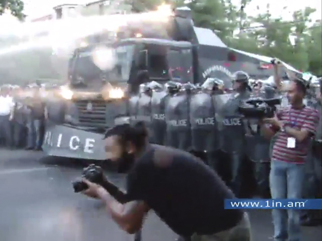 Видеотрансляцию с места событий ведет портал 1in.am. На записанных кадрах запечатлено, как полиция, включив водометы, начала задерживать участников акции протеста, которые сидели на асфальте. Видно, что некоторые демонстранты сопротивлялись