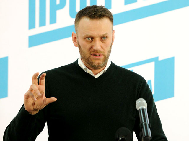 Российский оппозиционер Алексей Навальный, которого суд в Германии обязал явиться на слушания по делу против таинственного "хакера Хэлла", не сможет поехать в Европу, потому что в России ему отказались делать загранпаспорт