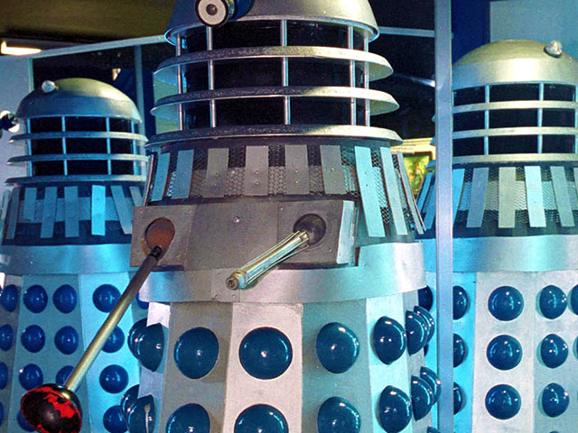 Страдающий карликовостью англичанин живет в интернате для инвалидов в Йоркшире и выдает себя за далека - внеземного мутанта-полукиборга из британского фантастического сериала "Доктор Кто"