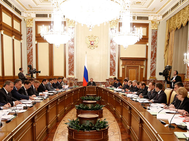 Очередной бюджетный цикл в России начинается "в весьма непростых условиях", сообщил членам своего кабинета глава правительства Дмитрий Медведев