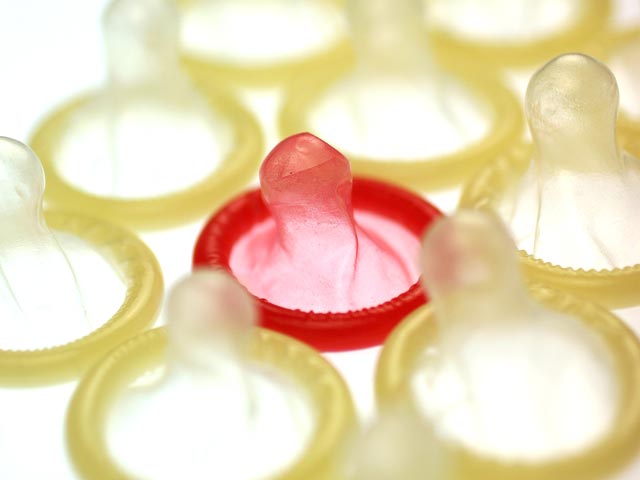 Лондонские подростки изобрели презерватив-хамелеон, сообщающий о половой инфекции сменой цвета