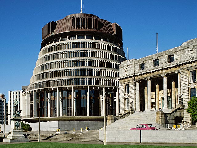 В Новой Зеландии задержали четырех активистов Greenpeace за акцию на крыше парламента страны