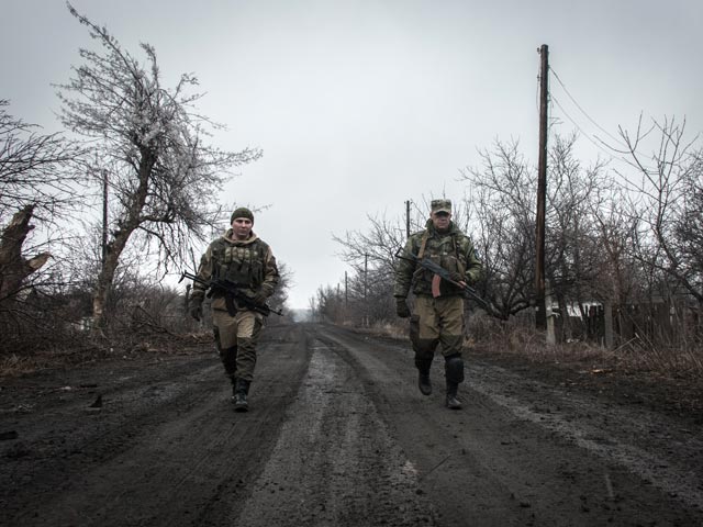 Ополченцы Луганской народной республики в поселке Чернухино, март 2013 года