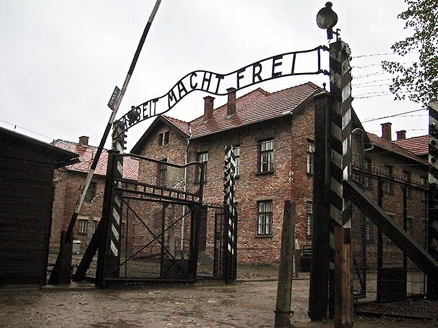 Двое британских школьников были арестованы в Польше по подозрению в краже экспонатов из музея в Освенциме. Подростки признались, что толком не знакомы с трагической историей лагерей смерти