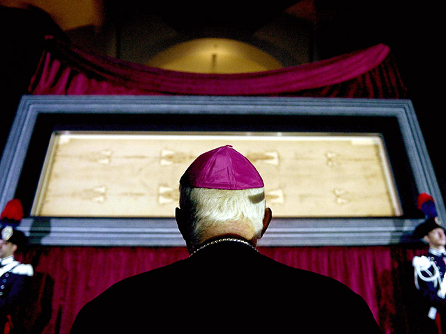 Архиепископ Туринский Чезаре Нозилья объявил накануне о прекращении публичной демонстрации Туринской плащаницы