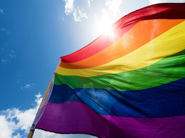 Верховный суд США завершил слушания по вопросу однополых браков и вынес решение об их легализации, согласно которому подобные брачные союзы не противоречат американской конституции