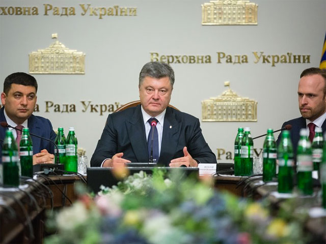 Президент Украины Петр Порошенко, которого ранее обвинили в вольной трактовке минских соглашений, заявил, что Конституционная комиссия, сформированная в марте, разработала проект реформы основного закона страны с участием жителей Донбасса