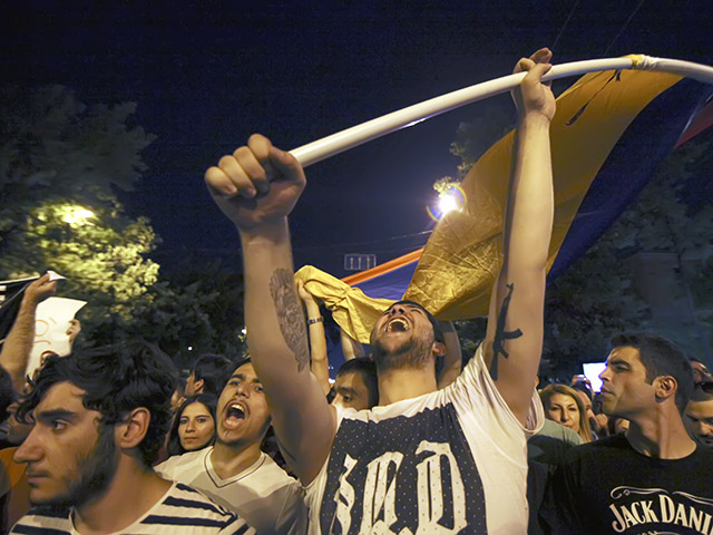 Участники массовой акции протеста против повышения тарифов на электроэнергию в Армении, которых на днях уже разгоняла местная полиция, продолжают оставаться на улицах Еревана и выдвигают новые требования руководству страны