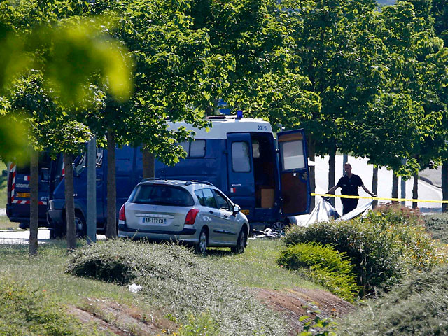 Во Франции, городе Сен-Кантен-Фаллавье, злоумышленник на машине, размахивая исламистским флагом, протаранил ворота завода Air Products