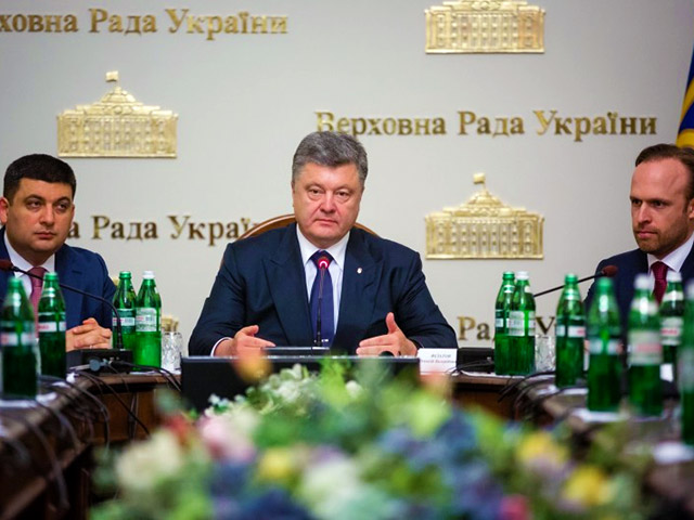 Президент Украины Петр Порошенко в День Конституции указал на необходимость реформирования основного закона страны, пообещав максимально приблизить систему управления к людям через процессы децентрализации