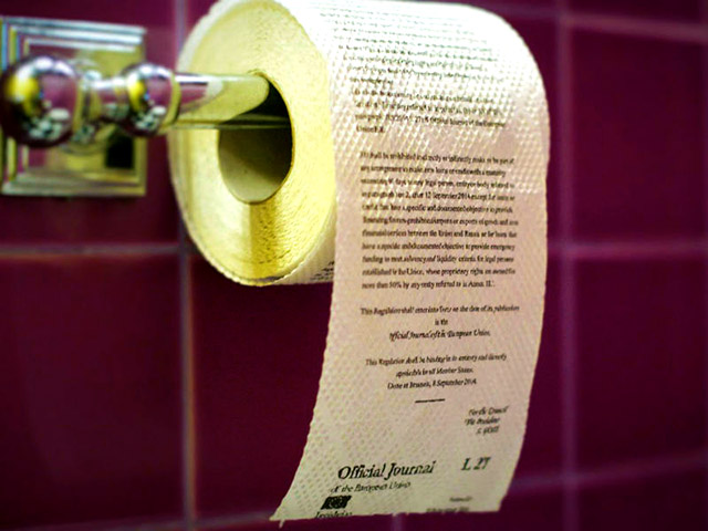 В Омске отпечатали туалетную бумагу с текстом санкций, которые введены странами ЕС и США в отношении России