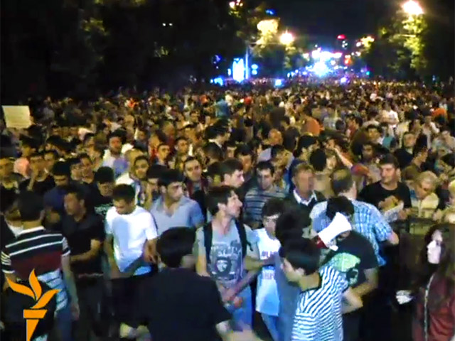 Вновь прибывшие люди прорвали оцепление и присоединились к митингующим. Толпа все увеличивается. Митингующие хлопают в ладоши и скандируют "Армения, Армения!"