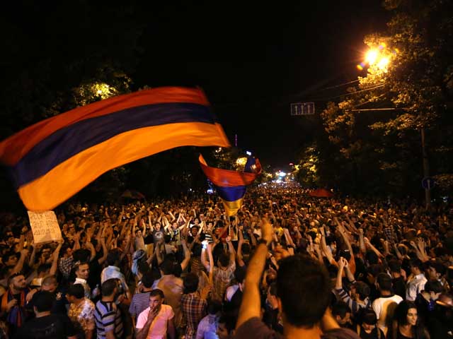 Несмотря на угрозу очередного разгона, часть протестующих в центре Еревана отказались уходить с проспекта Баграмяна, на котором находится резиденция президента Армении