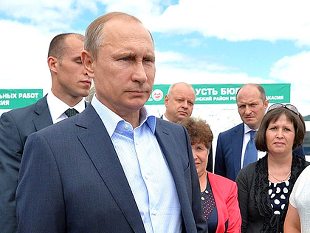 Президент РФ Владимир Путин после поездки в Хакасию, где он проверял ход строительства домов для погорельцев, побывал с трехдневным визитом в Горном Алтае
