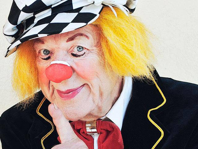 Всемирно известный клоун Олег Попов впервые после своего отъезда в Германию приедет в Россию. Легенда советского цирка примет участие в проходящей в Сочи церемонии вручения международной цирковой премии "Мастер"