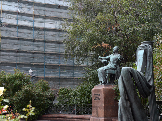Памятник композитору П. И. Чайковскому на Большой Никитской перед зданием московской консерватории