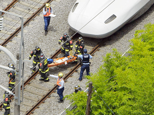 В Японии в скоростном поезде "Нодзоми" в результате произошедшего пожара погибли два человека, передает телеканал NHK. Поезд следовал из столицы страны Токио в город Осака