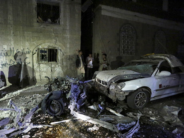 В результате взрыва заминированного автомобиля близ военного госпиталя в столице Йемена городе Сана погибли по меньшей мере 28 человек, еще 20 получили ранения