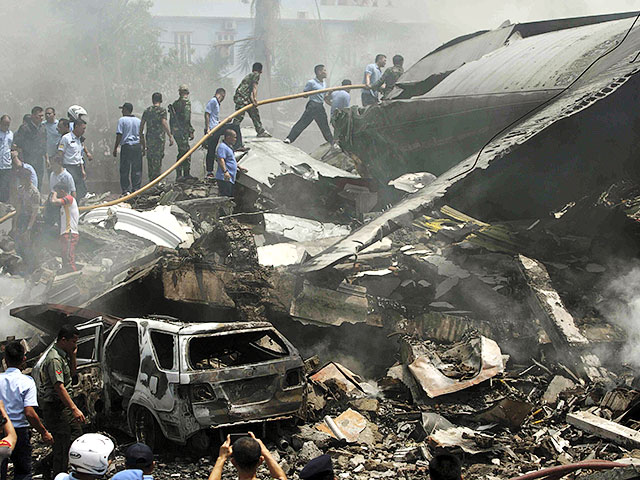 Военно-транспортный самолет Индонезии "Геркулес" С-130 рухнул в населенном районе пригорода города Медан. При крушении воздушное судно по касательной задело два жилых дома и несколько автомобилей